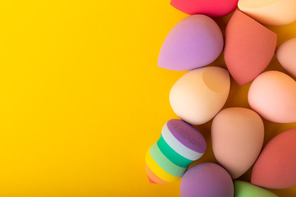 黄色背景的美容搅拌机。化妆用海绵。化妆产品。美丽的概念。放文字的地方。拷贝空间。平躺图片下载