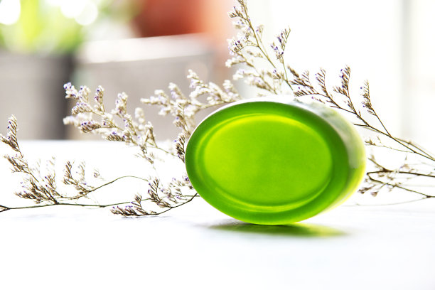 手工肥皂，有机绿色肥皂特写照片上的木制背景。图片下载