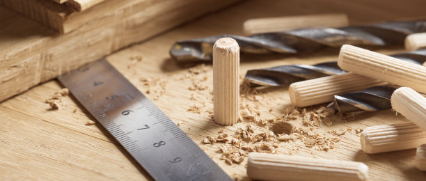 用于木销子的木橡木板上的孔。木工行业。图片下载