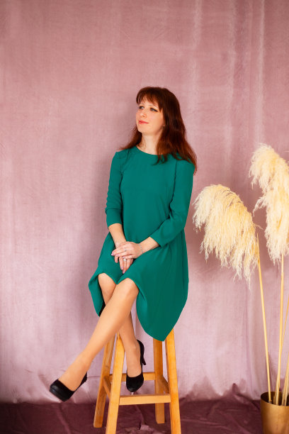 坐在照相馆椅子上的美女图片下载