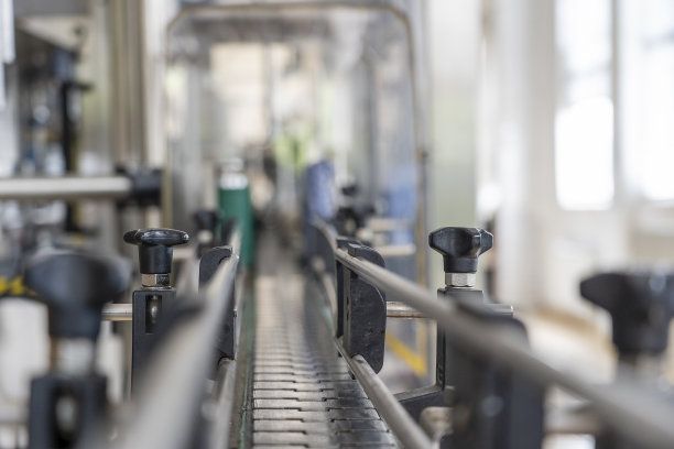 摩尔多瓦一家酿酒厂里装酒的空金属传送带图片下载