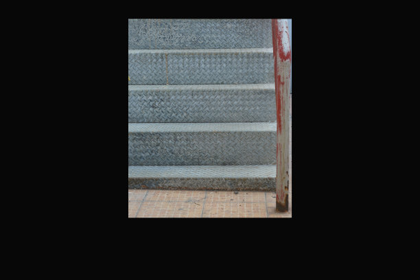 通往地下室的楼梯，黑色背景，孤立无援。图片下载