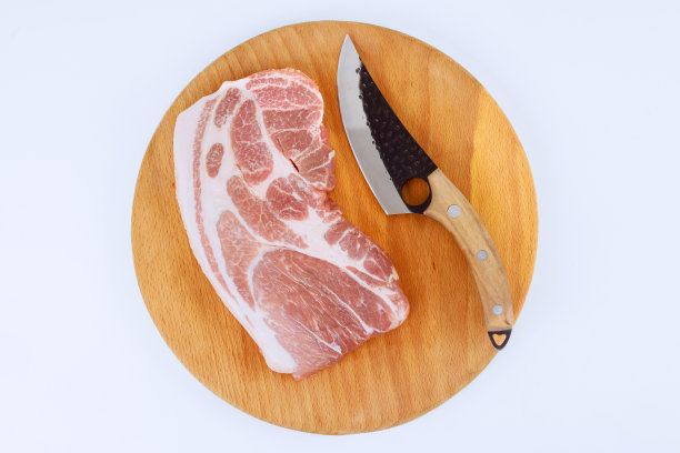 新鲜的生肉大理石纹猪肉在孤立的白色背景与大块的生肉图片下载