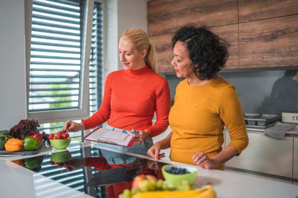 专业中年高加索女性厨师和指导南美女性讨论健康饮食图片下载