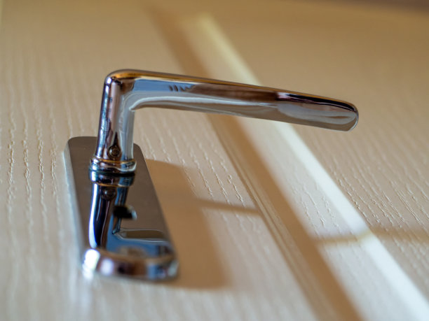 一个铬合金门把手，特写镜头图片下载