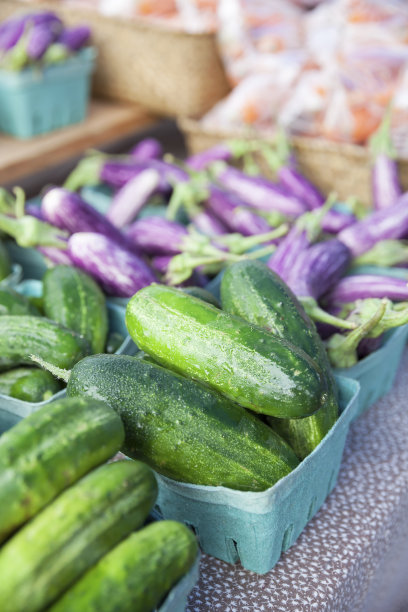 农贸市场的黄瓜图片下载