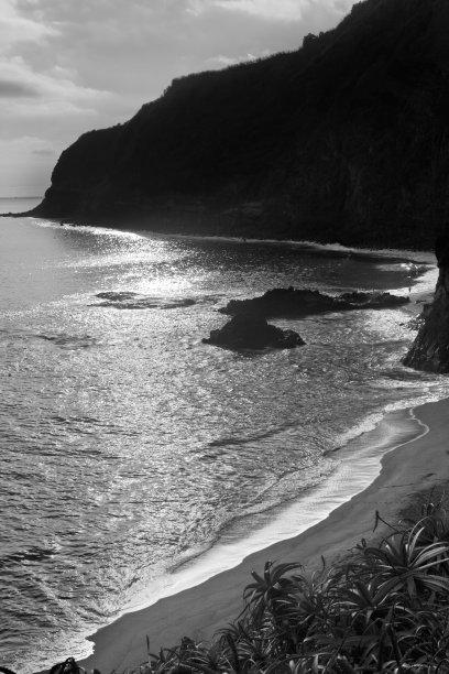 葡萄牙亚速尔群岛，黄昏时海滩的高角度景色。图片下载