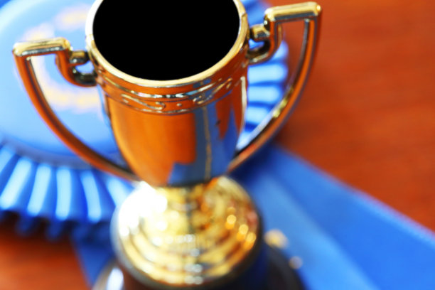 奖杯和蓝丝带图片下载