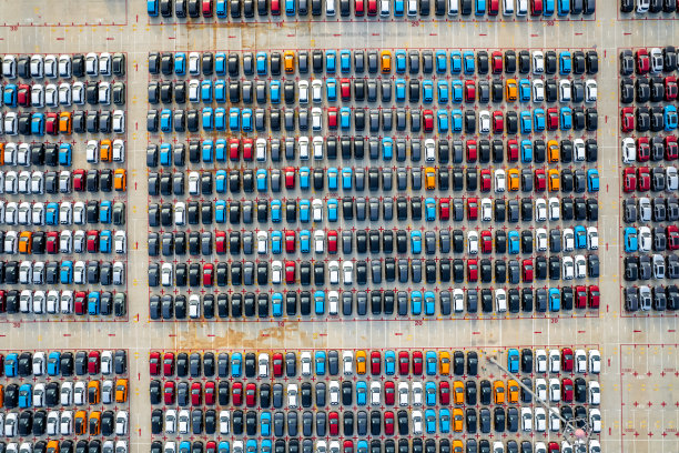 大型停车场停放着大量准备离开工厂的汽车图片下载