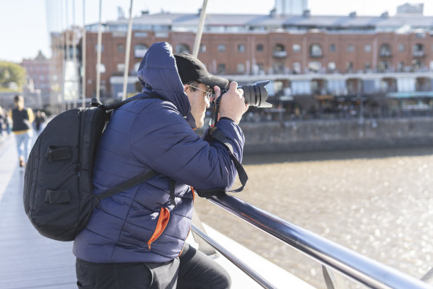 游客在阿根廷布宜诺斯艾利斯的马德罗港拍照图片下载
