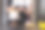 穿着黑色围裙的专业糖果师将涂有奶油的蛋糕层连接起来图片下载
