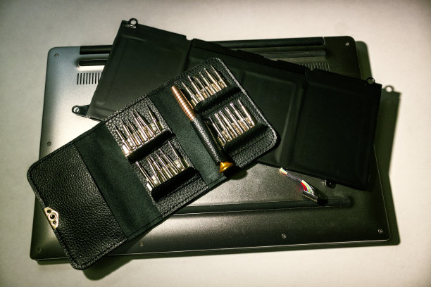 一套螺丝刀，一块更换电池和一台超级本电脑。图片下载