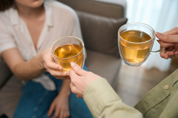 妇女拿着杯子的特写照片图片下载