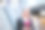 快乐美丽的女人在智能手机上边走边写或读短信图片下载