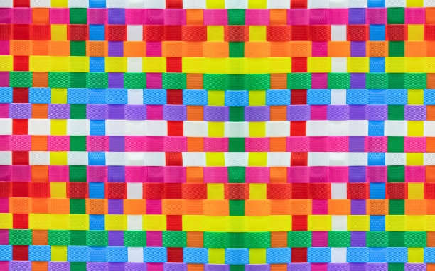 彩色编织图案背景的再生塑料篮，回收的理念图片下载