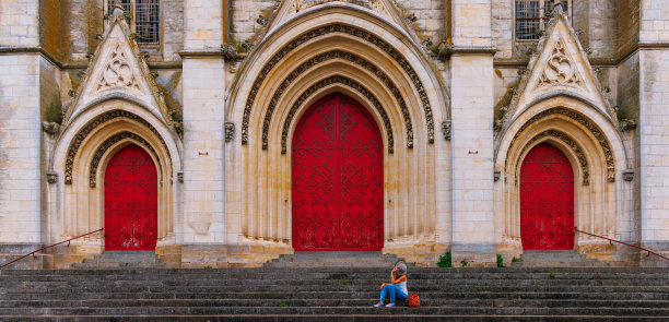 法国尼奥尔市的圣安德烈教堂图片下载