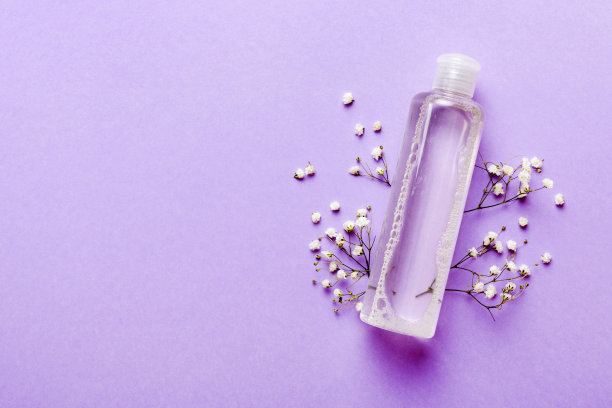 花式保健瓶的精华，胶束，滋补，爽肤水，乳液，水和乳霜与gypsophila分支。天然有机spa化妆品概念。模型，模板，俯视图图片下载