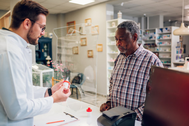 一位年长的非裔美国人在药房买药图片下载