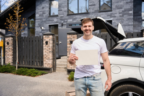 白人男子手里拿着一张纸图片下载