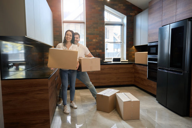 白人夫妇手里拿着盒子图片下载