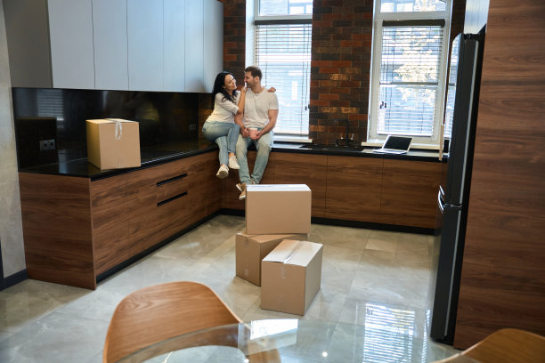 两个人坐在厨房的桌子上图片下载