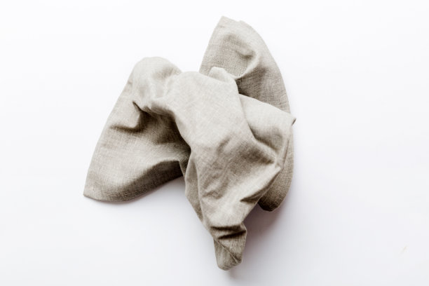 顶视图与灰色厨房餐巾孤立的桌子背景。折叠布料与复制空间的模型，平铺。最小的风格图片下载