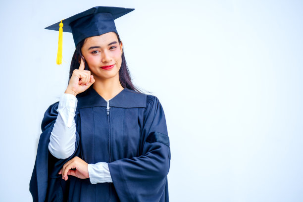 快乐的毕业生庆祝他们的大学毕业。毕业典礼图片下载