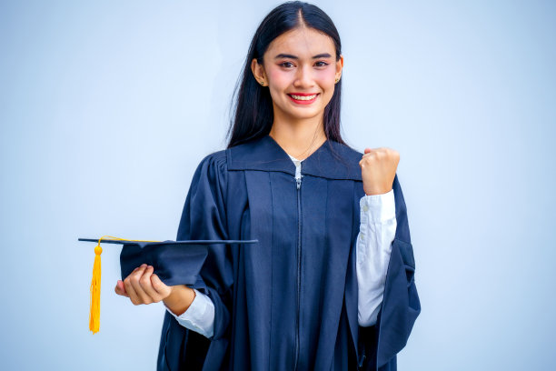 快乐的毕业生庆祝他们的大学毕业。毕业典礼图片下载