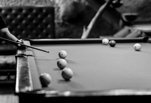 有球的台球桌图片下载