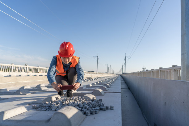 一名亚裔女工程师正在用手机拍照图片下载