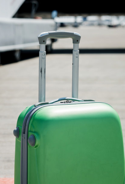 机场有轮子的提箱。图片下载