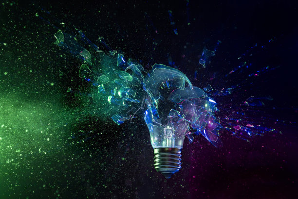 黑色背景上破碎的灯泡图片下载