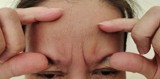 皱纹和松弛的皮肤，前额皱纹和面部松弛的皮肤。图片下载