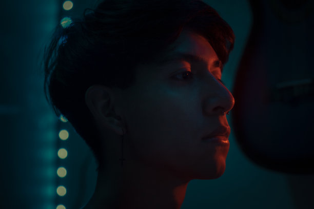 一个年轻人在一个有彩灯的房间里图片下载