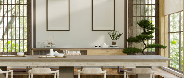 室内设计一个美丽的传统日式餐厅，配有大餐桌图片下载