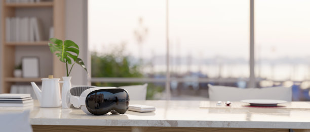 在现代明亮的餐厅里，餐桌上放着一副现代VR眼镜的特写图片。图片下载