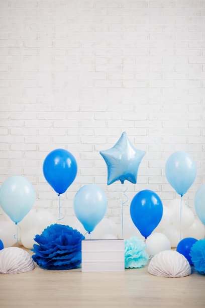 生日庆祝概念-蓝色的气球，纸球和空白灯箱与复制空间在白色砖墙图片下载