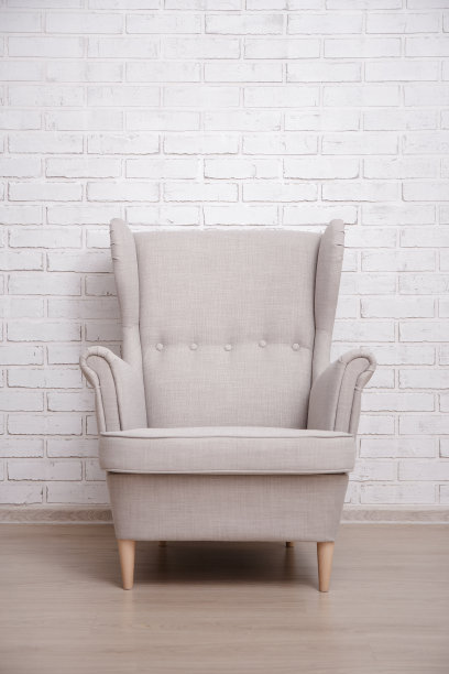 白色砖墙上的现代扶手椅图片下载