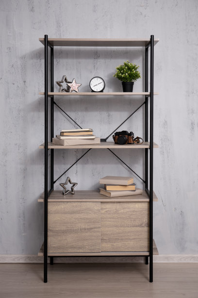 书架上有书，混凝土墙上有植物图片下载