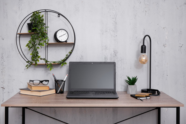 办公室的水泥墙上有笔记本电脑图片下载