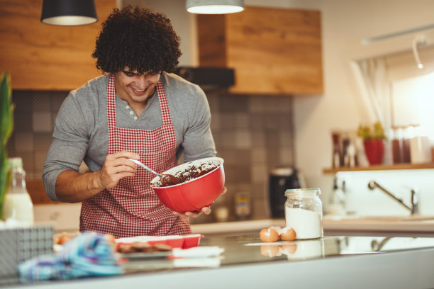 大厨在他自己的厨房图片下载