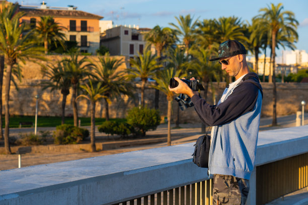 欧洲户外休闲装的专业摄影师帅哥图片下载