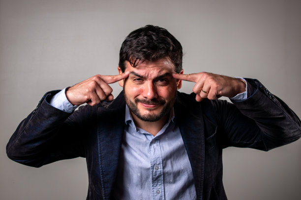 男人在努力思考。图片下载