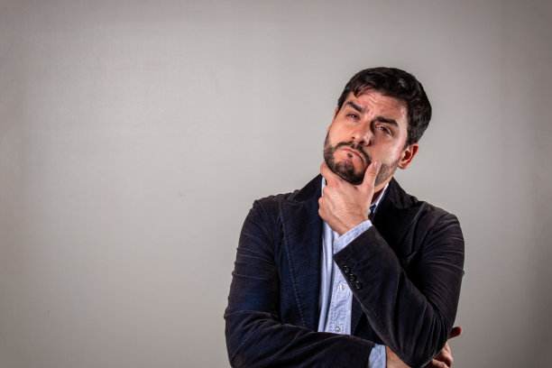 衣冠楚楚的人向前看，思考图片下载