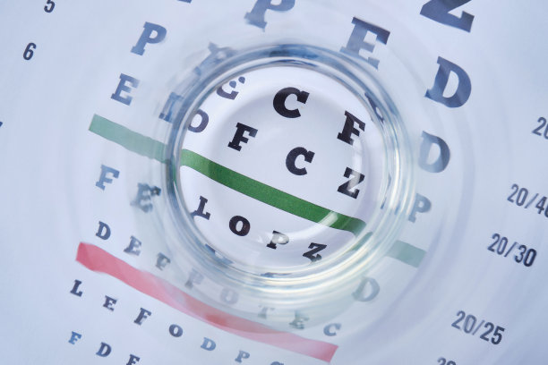 用于医院和眼科诊所眼科检查的视力表视图，右侧有复制空间。健康的概念图片下载