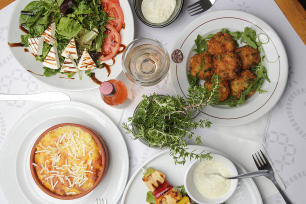 餐厅餐桌上的各种地中海菜肴图片下载