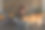 一个女人在厨房用她的笔记本电脑和她的宠物猫图片下载