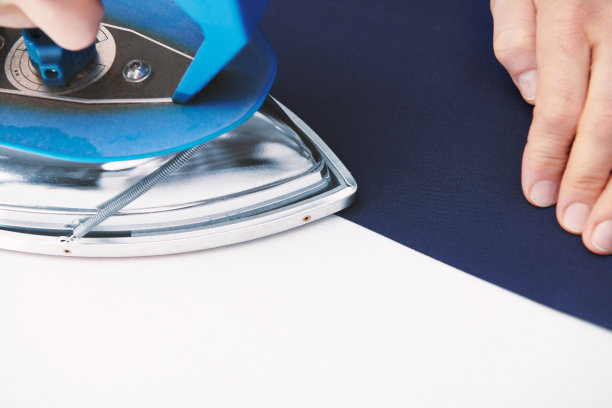 裁剪熨烫布料上的褶皱图片下载