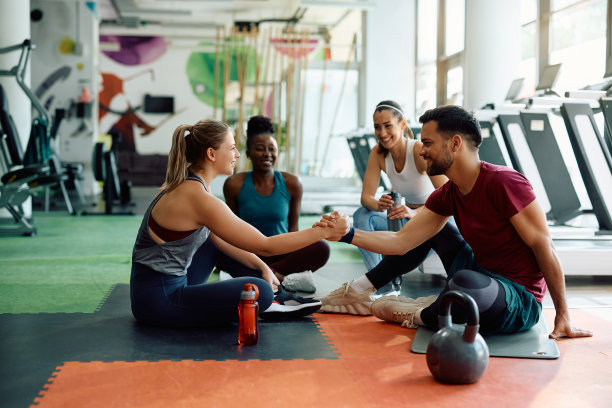 年轻的运动员在体育馆里互相祝贺成功的运动训练。图片下载