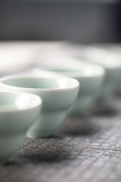 中国高端茶具，瓷器，茶叶容器，特写，室内暗背景图片下载